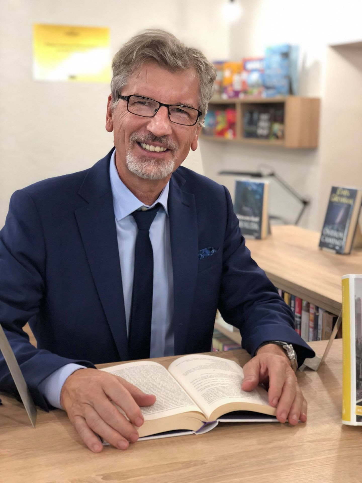 Stanislav Winkler pri práci s knihou